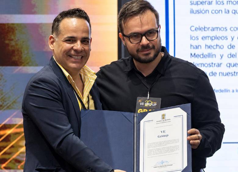 De izquierda a derecha: Santiago Durango, presidente de Ve Group, y Sebastián Cendoya, Secretario General del Distrito de Medellín, en la entrega del reconocimiento por los 20 años de la empresa. Foto: Cortesía.