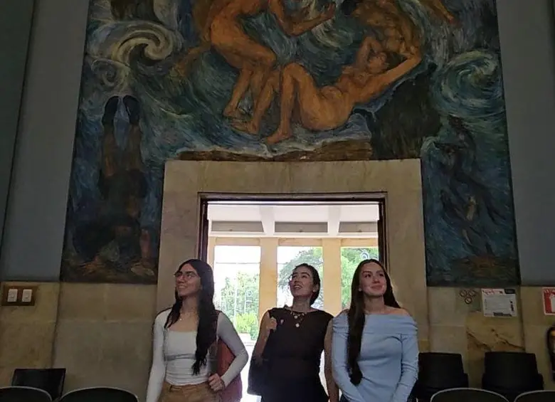 Luzarait, Dansalyan yYuricik ingresando al Aula Máxima de la Facultad de Minas. FOTO: cortesía