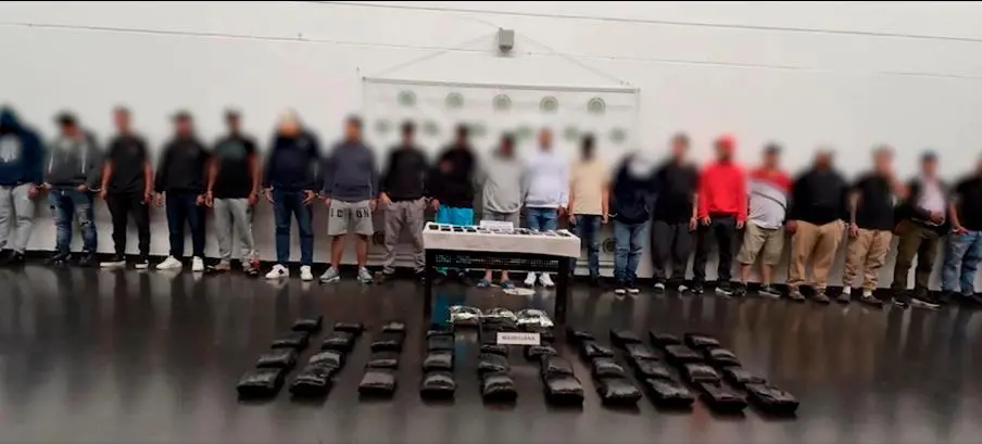 Las 23 personas capturadas y la droga incautada en los 30 allanamientos fueron presentados por la Policía. FOTO: Policía Metropolitana
