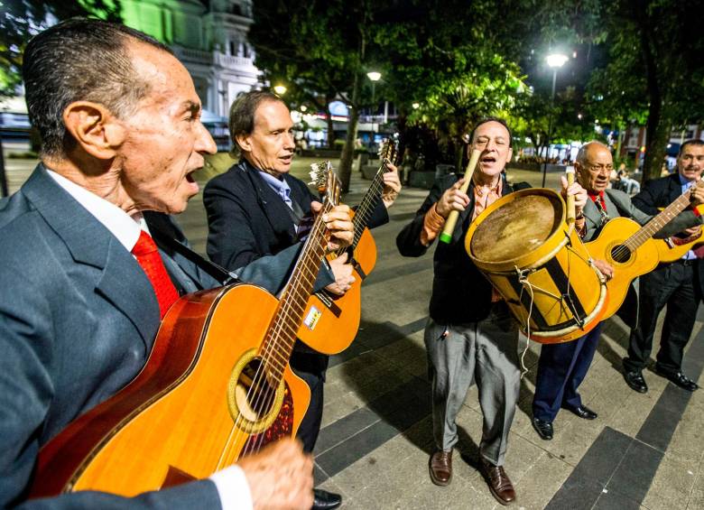 Una serenata consta de seis canciones y cuesta $ 250.000, dinero que reparten entre ellos, claro está que siempre terminan tocando más de las seis canciones Foto: Julio César Herrera