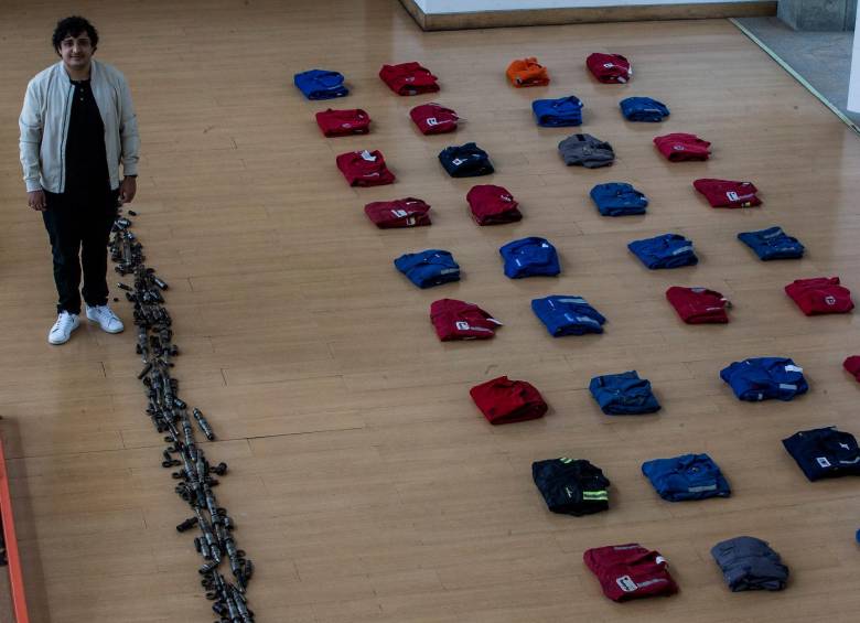 Los overoles que hacen parte de esta muestra fueron donados por funcionarios de los campos petroleros. FOTO Julio César Herrera 