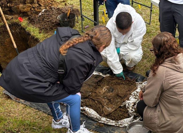 Hallan siete cuerpos de víctimas del conflicto armado en un cementerio de Caldas