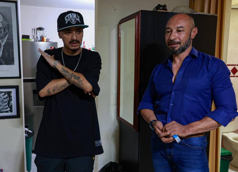 El rapero Gambeta y el escritor Gilmer Mesa comparten puntos de vista sobre la realidad de Aranjuez y la vida en el barrio. FOTO Manuel saldarriaga