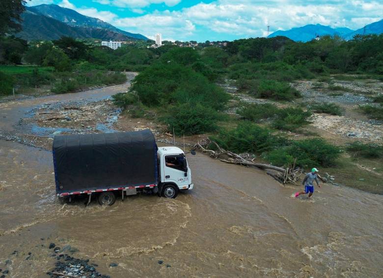 Los vehículos de carga ya estaban haciendo el tránsito sobre el río Tonsuco por una zona en la que su caudal no los afectara. FOTO: MANUEL SALDARRIAGA