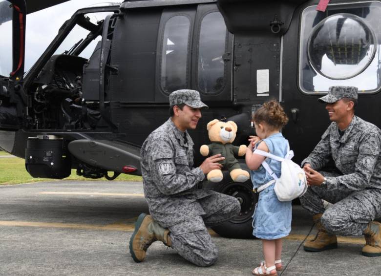Angelita junto a la tripulación y el helicóptero Ángel, la aeronave de la Fuerza Aeroespacial Colombiana en la que nació hace más de tres años mientras su madre era evacuada desde Ituango hacia Medellín. Foto: Fuerza Aeroespacial Colombiana