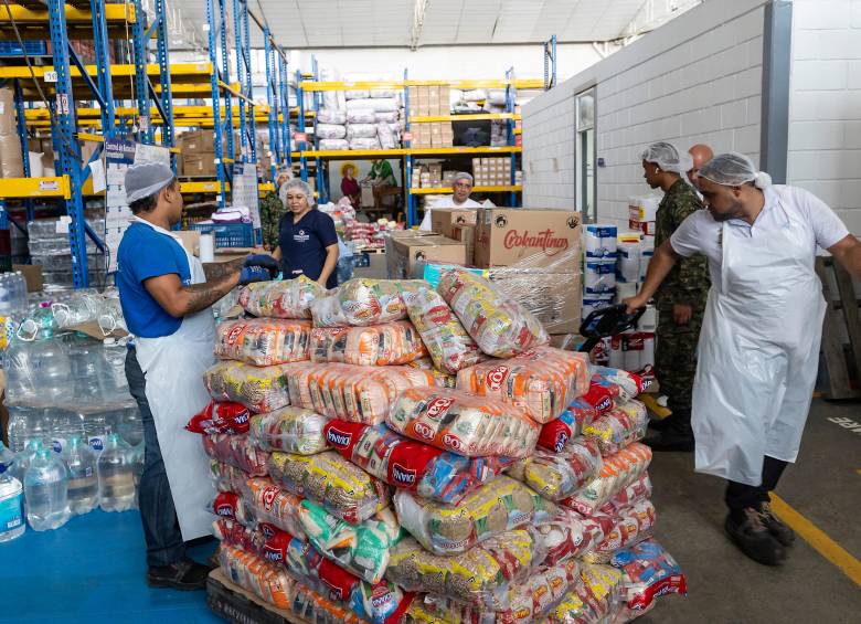 Firmas han movilizado alimentos, agua, medicamentos, materiales y transporte para apoyar atención de comunidades afectadas. FOTOS ANDRÉS CAMILO SUÁREZ Y JULIO CÉSAR HERRERA