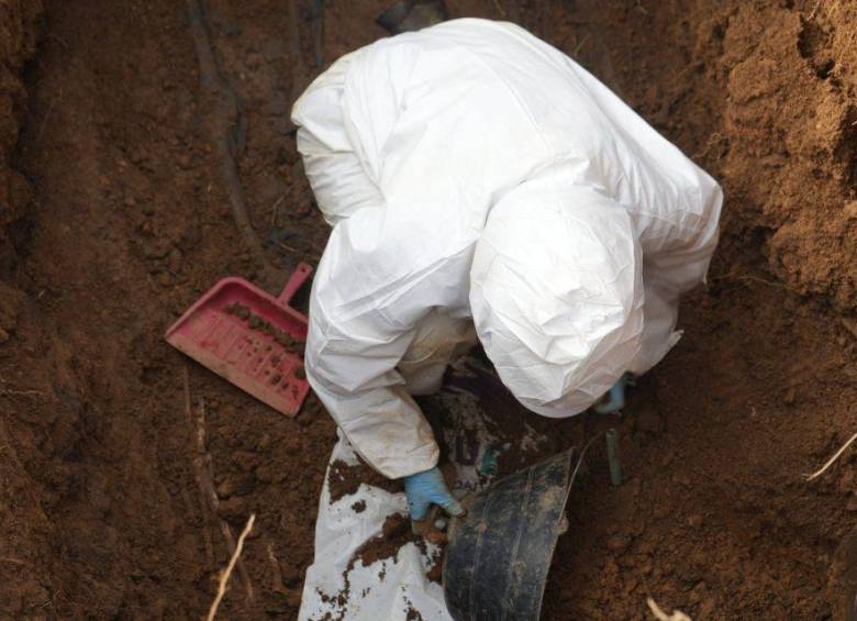 Funcionario de la UBPD realiza labores de excavación para dar con uno de los cuerpos. FOTO: imagen tomada de redes.