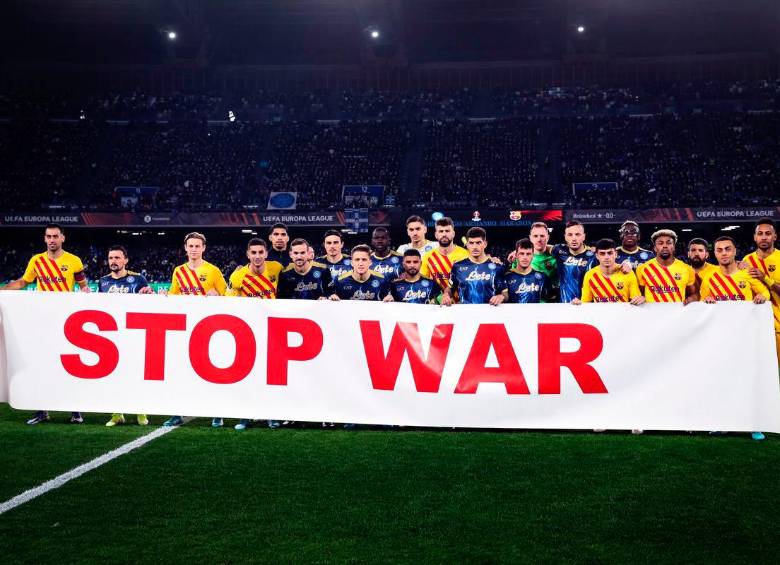 Menaje de alto a la guerra en el estadio Diego Maradona. FOTO Twitter @FCBarcelona