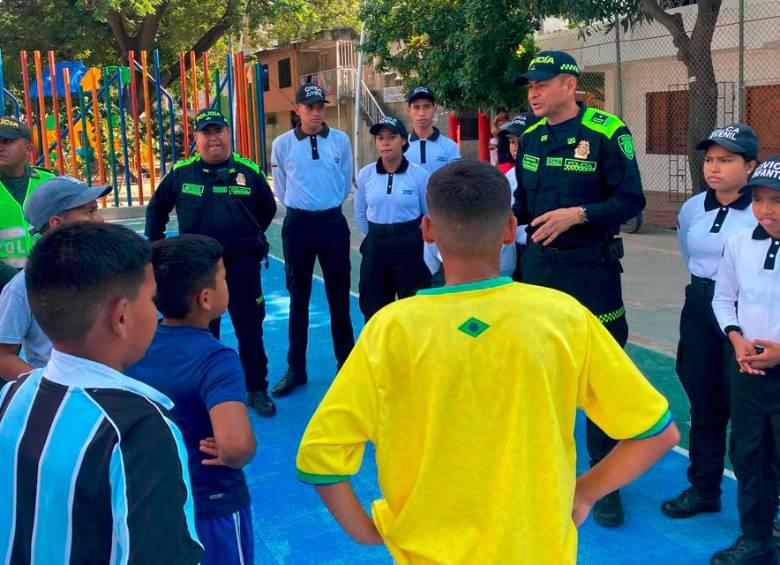 La Policía de Barranquilla inició la socialización de la prohibición de consumo de drogas en sitios públicos. Foto: cortesía.