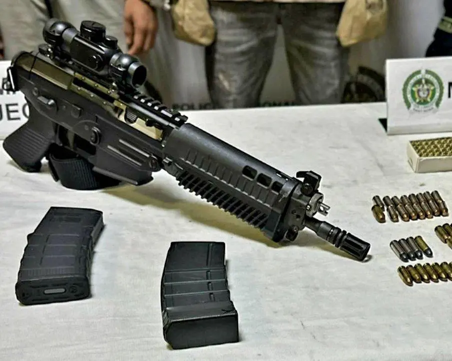 Esta subametralladora Sig Sauer P556 fue encontrada luego de la captura de tres personas por el asesinato de dos personas en el barrio La Paralela, de Medellín. FOTO: <b>CORTESÍA</b>