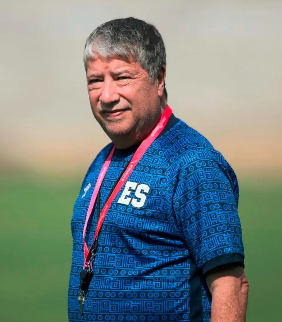 El técnico Hernán Darío Gómez respondió a las críticas de los salvadoreños. FOTO @FESFUT_OFICIAL