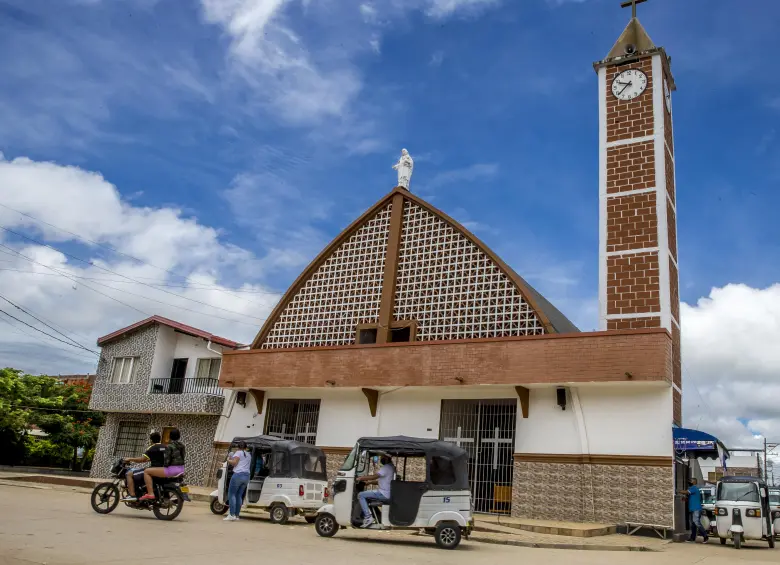 Los cinco cuerpos sin vida de las víctimas fueron llevados al casco urbano de Vegachí para luego ser trasladados a Medellín para las labores forenses. FOTO: JUAN ANTONIO SÁNCHEZ