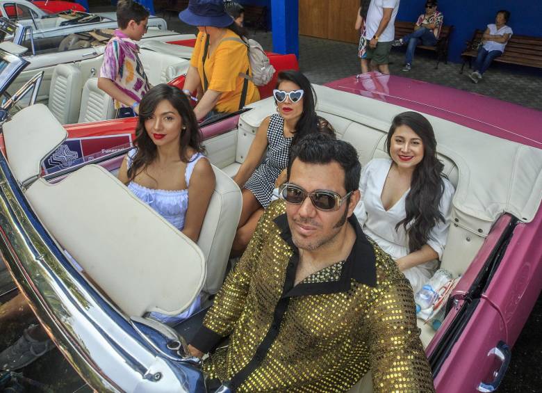 Desfile de autos clásicos, un paseo de belleza y nostalgia en cuatro ruedas