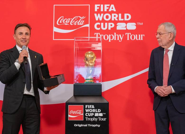 Fabio Cannavaro y el presidente de Austria, Alexander Van der Bellen, durante la presentación del trofeo del Mundial 2026 en Viena. FOTO: AFP. 