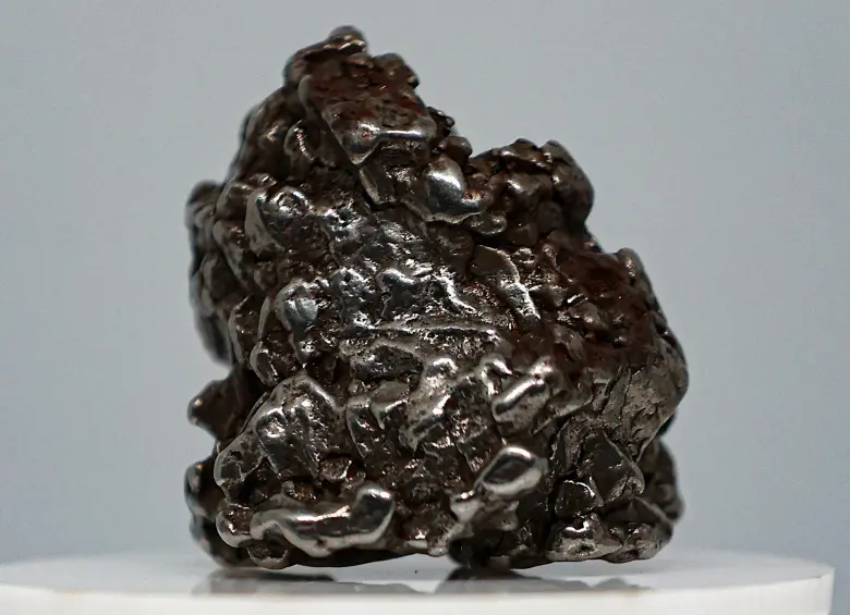 Viajan millones de años por el espacio y terminan en Medellín: así es la colección de meteoritos de la Universidad Nacional