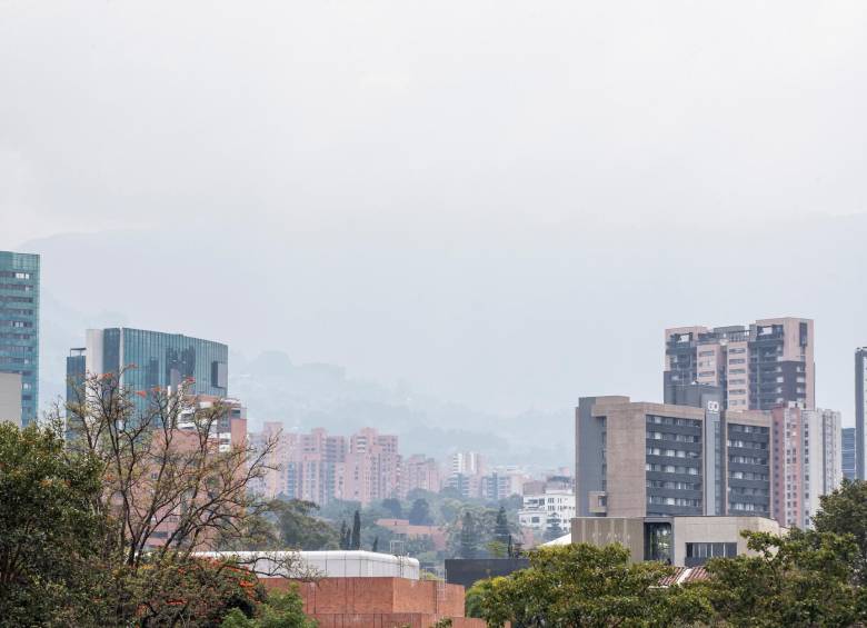 Durante los episodios de calidad del aire, la ciudad se cubre de un tono gris que da cuenta de la afectación. FOTO: Jaime Pérez