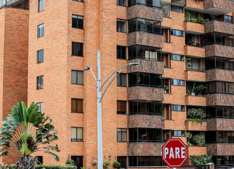 El apartamento de la familia Castaño queda en un conjunto de la Loma de los Parra. Tiene casi 200 metros cuadrados, dos parqueaderos y cuarto útil, y valdría unos $1.000 millones. FOTO jaime pérez