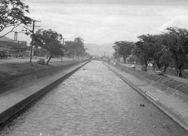 Visual del río Medellín en 1952. FOTO ARCHIVO EL COLOMBIANO