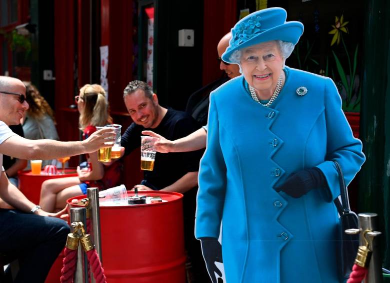 Distintas imágenes con el rostro de la reina inundan los alrededores del Palacio de Buckingham, donde la gente celebra su jubileo. FOTO EFE
