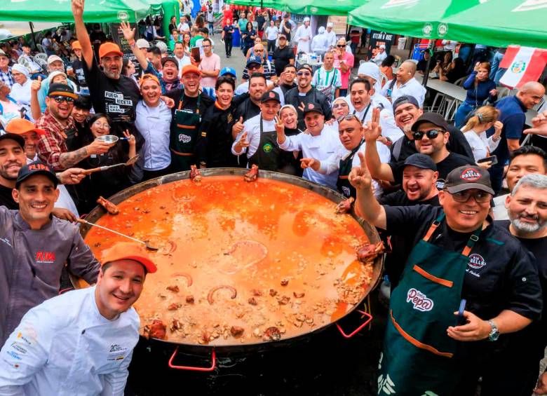 Estos son los chefs nacionales e internacionales que participaron en el Festival Paellero alrededor de la paella más grande de Colombia. FOTO: Camilo Suárez.