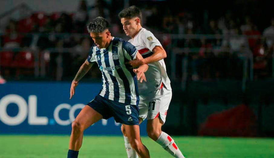 En la imagen aparece Damián Bobadilla en el duelo frente a Talleres. FOTO AFP