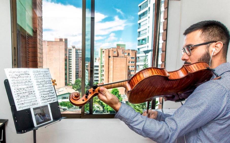 David Merchán, viola principal de la Filarmed, llevo la mitad de su vida tocando ese instrumento. FOTO Cortesía Filarmed