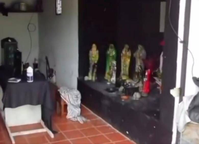 En la pared de un garaje estaba acondicionado el altar para el culto pagano. IMAGEN TOMADA DE VIDEO DE LA POLICÍA.