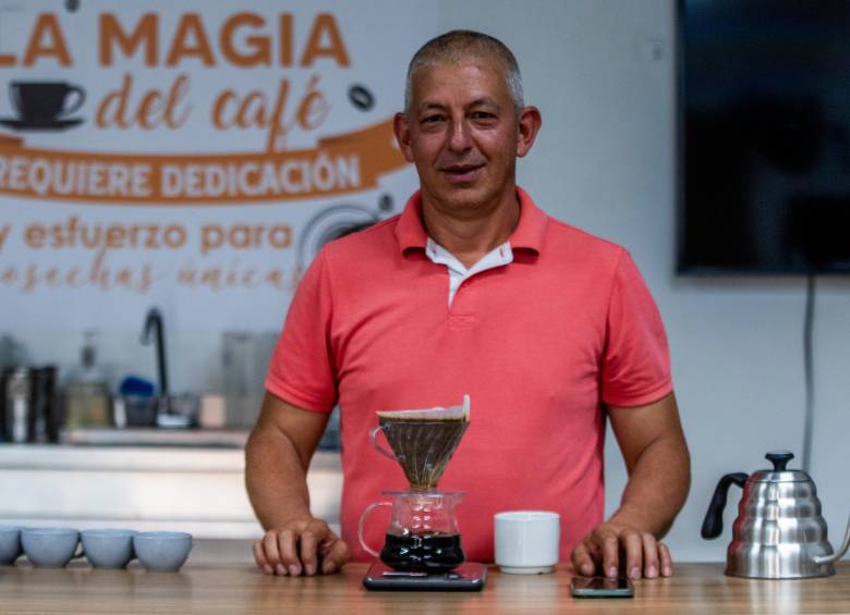 El laboratorio y la tostadora de Ascafes están al servicio de los 11 municipios de la Provincia Cartama, que pueden usarlos para trilla, tostión y catación. FOTO Julio César Herrera. 