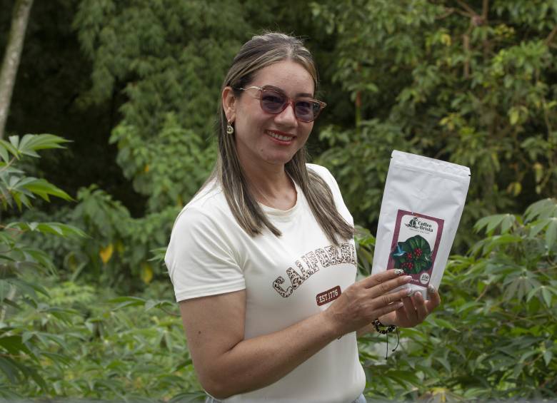 Desde 2023, las mujeres de Manos Unidas, Paz y Alegría comenzaron a procesar su café. Hoy lo venden bajo su marca Coffee Brista. FOTO Jaime Pérez