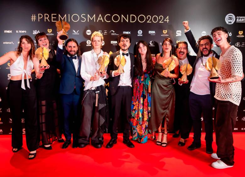 Equipo de El otro hijo, gran ganadora con siete premios en los XII Premios Macondo, 2024. Foto: Cortesía.