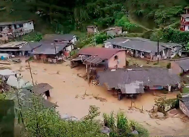 30 casas quedaron completamente destruidas por la avenida torrencial. Se esperan anuncios este domingo sobre reubicación y apoyo para que estas familias reconstruyan sus vidas. FOTO cortesía bomberos santa bárbara