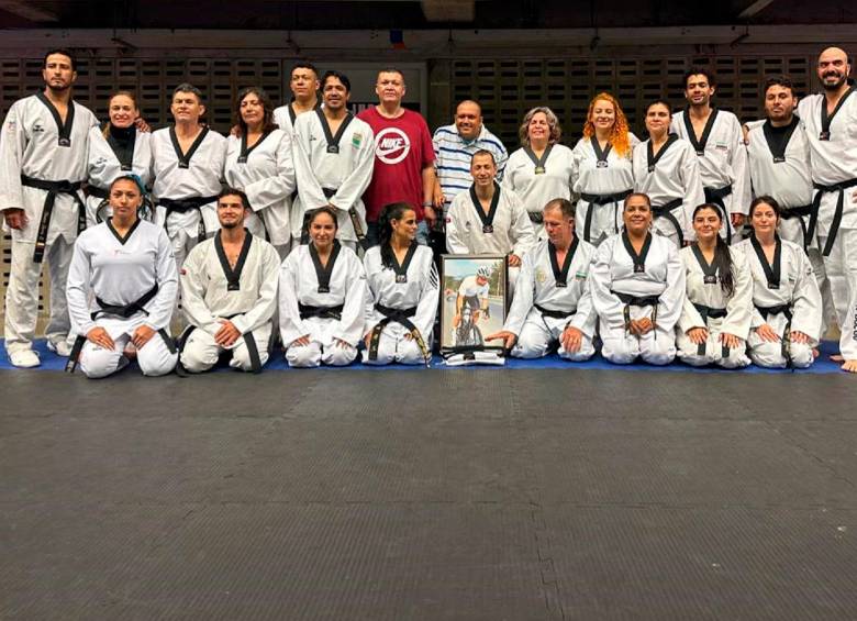 Ronal fue inspiración para este grupo de taekwondogas de Antioquia, quienes le rindieron tributo por sus logros y enseñanzas. FOTO cortesía