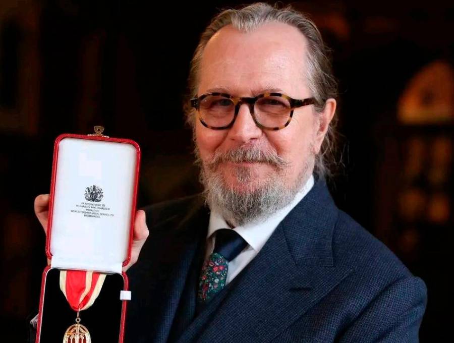 Gary Oldman recibió una medalla en su nombramiento como caballero. FOTO: Tomada de The Royal Family