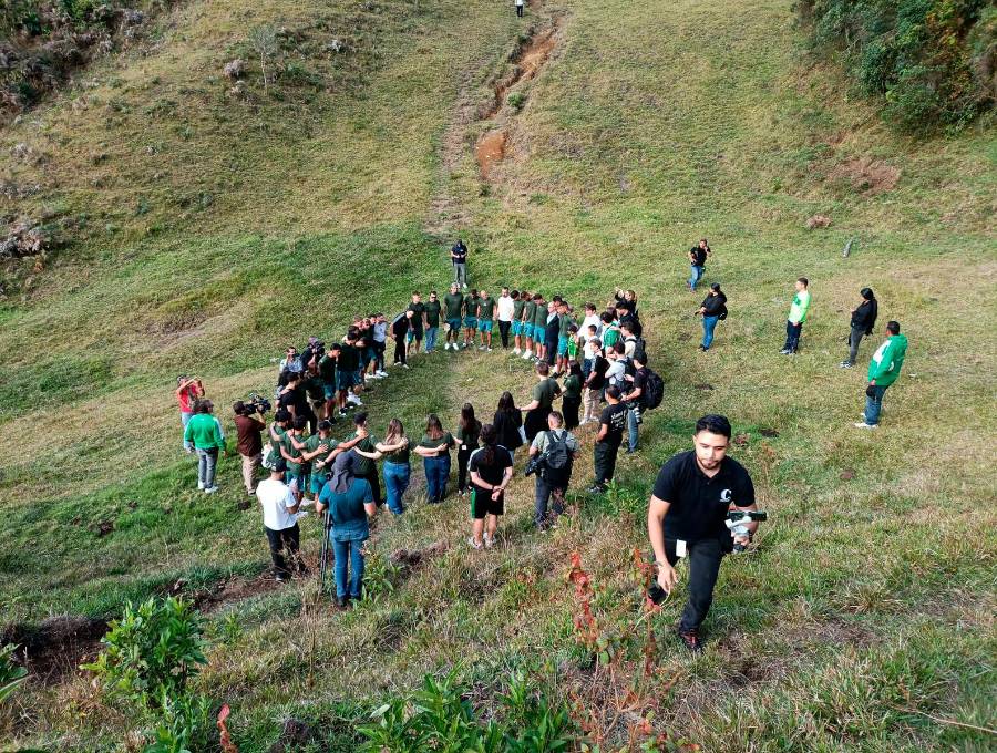 El equipo de Chapecoense oró en el lugar de la tragedia de 2016. Muchos se mostraron emocionados. FOTO: CORTESÍA GABRIEL BUITRAGO