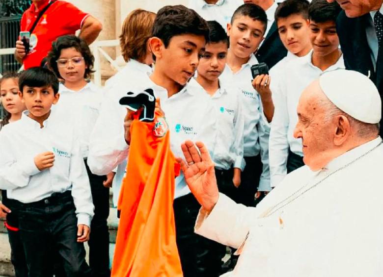 El Papa hasta bendijo la casasa del club paisa. FOTO: INSTAGRAM ENVIGADO FC