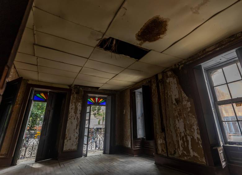La quinta de Pastor Restrepo fue la primera destacada del barrio Villanueva. Aspecto de una habitación con balcones que dan al Parque de Bolívar. FOTOS Camilo Suárez