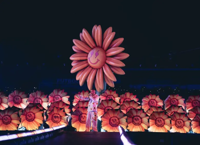 Durante más de seis horas, éxito tras éxito retumbó por cada rincón del estadio, en un imponente montaje de 360 grados, con la energía siempre en lo más alto.