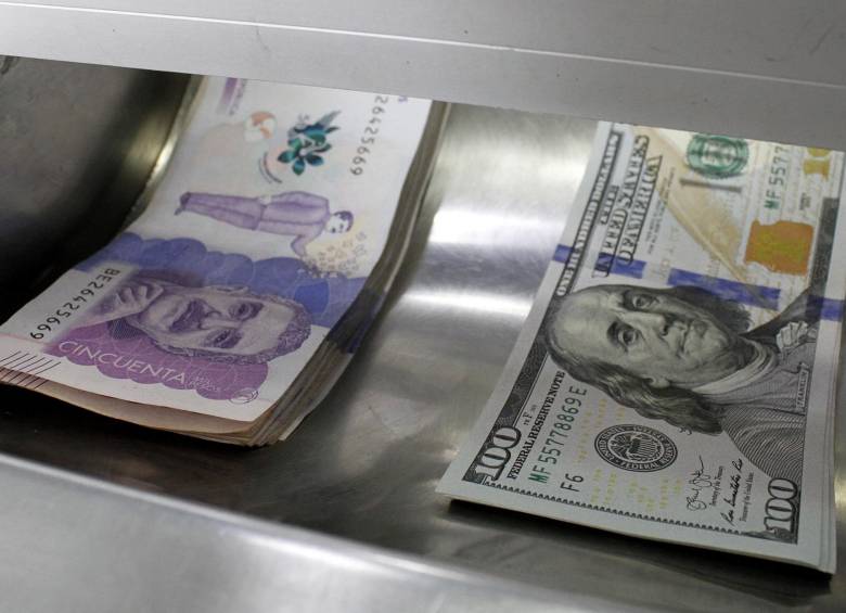 Los mercados bursátiles mundiales se desploman y el peso colombiano no es ajeno a esta tendencia. FOTO: Colprensa.