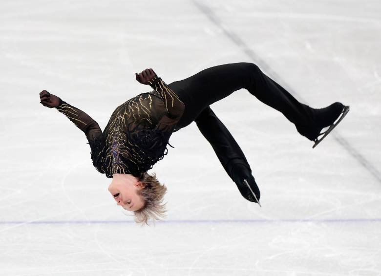 El patinador sobre hielo estadounidense Ilia Malinin, de 21 años, realizó un giro mortal en los Juegos Olímpicos de Invierno 2026. Foto: Getty