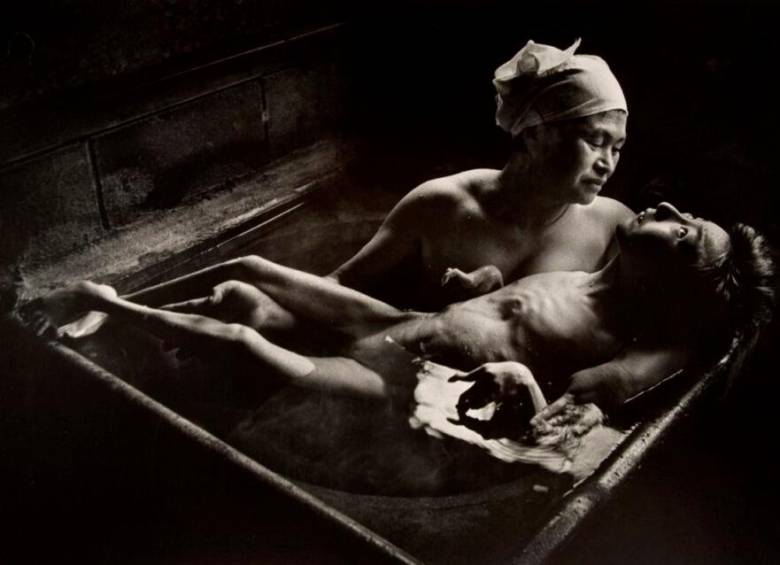 El baño de Tokomoto es una de las imágenes de Smith más destacadas. Fue tomada a finales de 1971 y presentada en un reportaje al año siguiente. FOTO Cortesía Cine Colombia Distribución.
