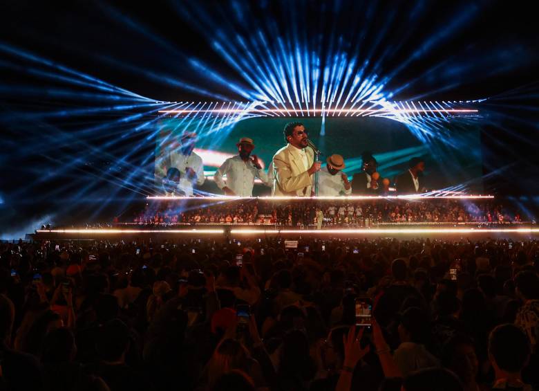 Justo el inicio de LA MUDaNZA, primera canción del setlist. Tras una declamación con acento paisa, se prendieron las luces del escenario y ahí estaba Benito, su presencia sin más, una pantalla gigante detallaba su cara. Foto: Manuel Saldarriaga Quintero.
