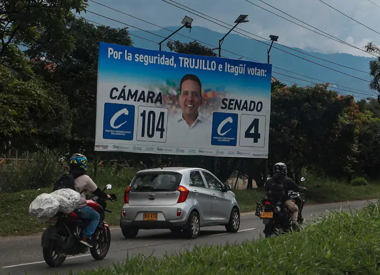 En Itagüí las calles están llenas de material propagandístico de los candidatos del exalcalde Trujillo. FOTO Camilo Suárez