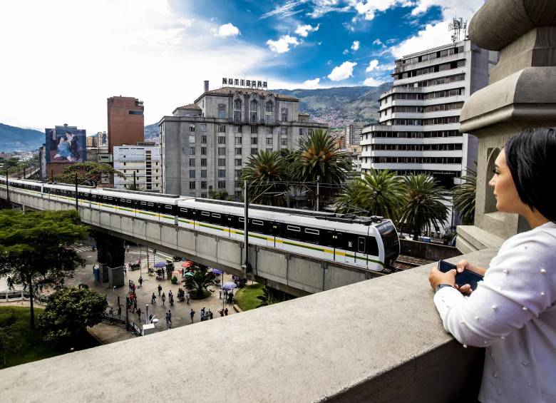 Panorámica del Metro de Medellín en su paso por la estación Parque Berrío