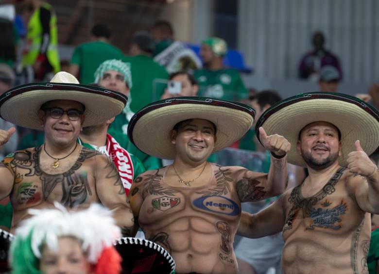 Durante el encuentro entre México y Polonia los aficionados manitos demostraron su creatividad y portaron accesorios típicos de la región como los sombreros de charro. FOTO: JUAN ANTONIO SÁNCHEZ 
