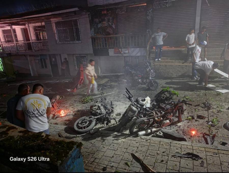 Así quedaron las motos que se encontraban estacionadas en las afueras de la estación de Policía de Briceño, Norte antioqueño. FOTO: <b>CORTESÍA</b>
