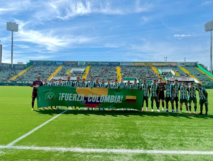 Todo el plantel de Chapecoense posando con un mensaje solidario para Colombia. FOTO: <b>X ChapecoenseReal</b>