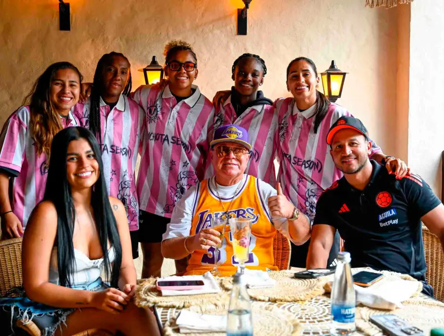 Este es uno de los momentos que compartieron las jugadoras y el cuerpo técnico de Colombia con Guillermo Giraldo, padre de Karol G, quien realizó la invitación a la Selección. FOTO CORTESÍA FCF