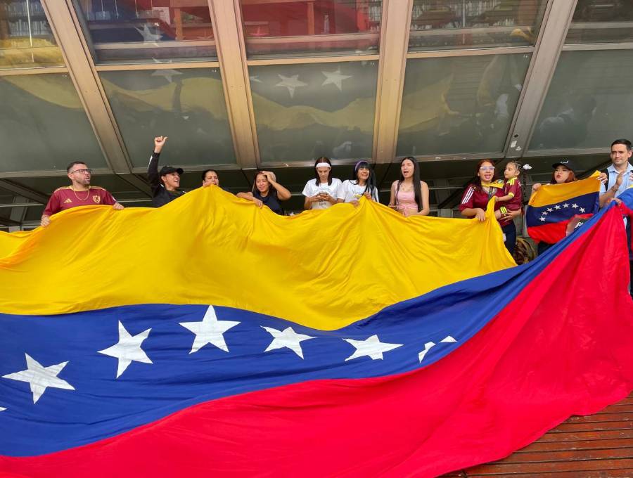 La movilización reunió a migrantes que residen en Medellín y que siguieron los hechos desde Colombia, en medio de un ambiente marcado por la expectativa y la emotividad colectiva. Foto: Manuel Saladarriaga