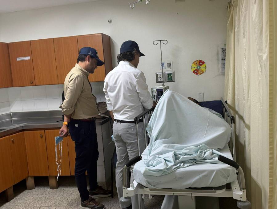 El alcalde de Medellín, Federico Gutiérrez, estuvo acompañado del secretario de Seguridad de Medellín con quien visitó a los policías y les dio palabras de aliento. FOTO: Cortesía cuenta de X de Federico Gutiérrez