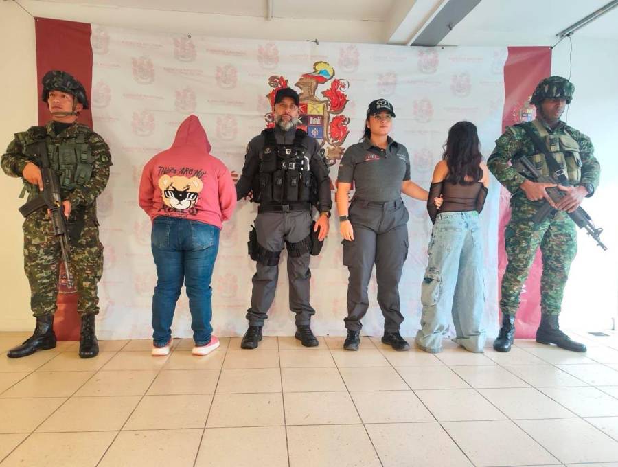 Las dos menores fueron rescatadas por el Ejército en Copacabana. FOTO: Cortesía Ejército